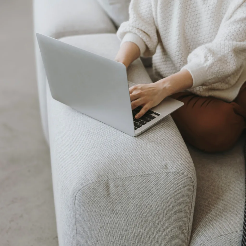 Psychologische Online-Begleitung am Laptop